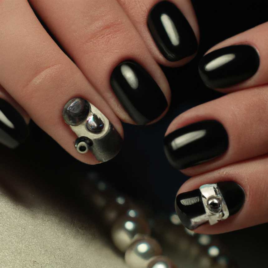 Техника нанесения черного лака на короткие ногти