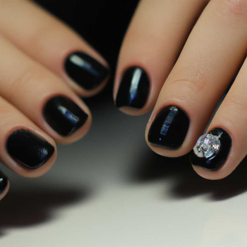 Вариаций черного маникюра для коротких ногтей
