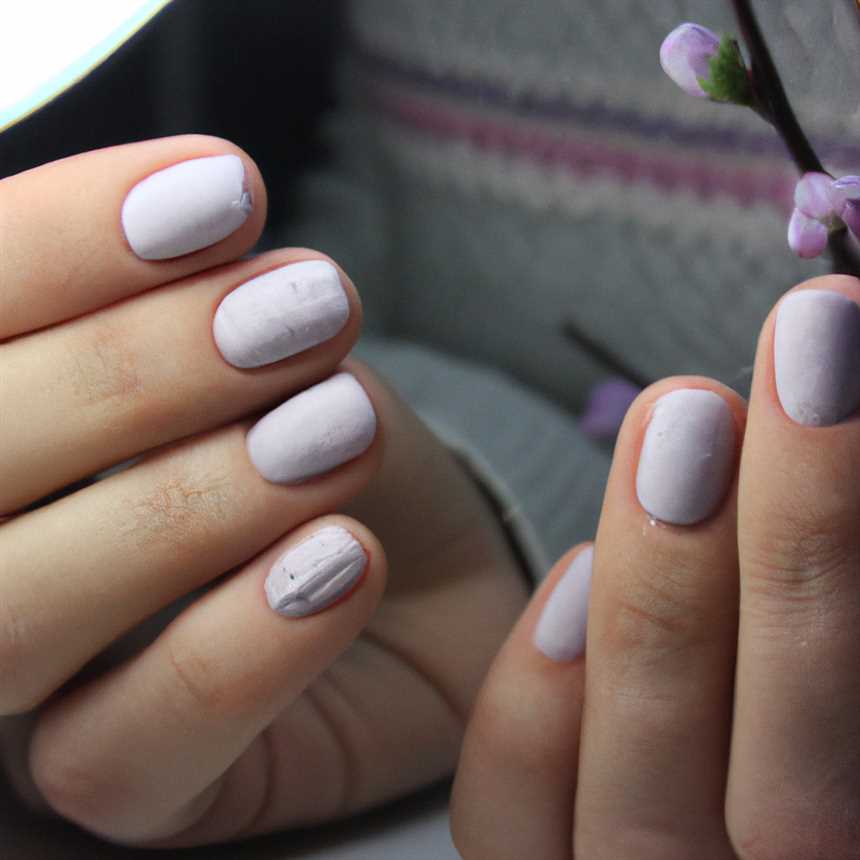 undefined4. Лавандовый маникюр</strong>«></p><p>Лавандовый цвет – это символ нежности и спокойствия. Лавандовый маникюр на короткие ногти добавит вашему образу нежности и романтичности. Вы можете выбрать однотонное покрытие или добавить интересные дизайнерские решения, такие как цветные полоски или абстрактные узоры.</p><h3><strong>5. Пудровый маникюр</strong></h3><p><img decoding=