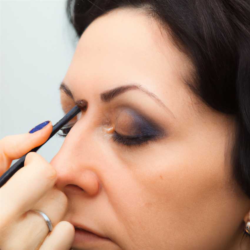 Необходимые средства и инструменты для создания строгого макияжа глаз