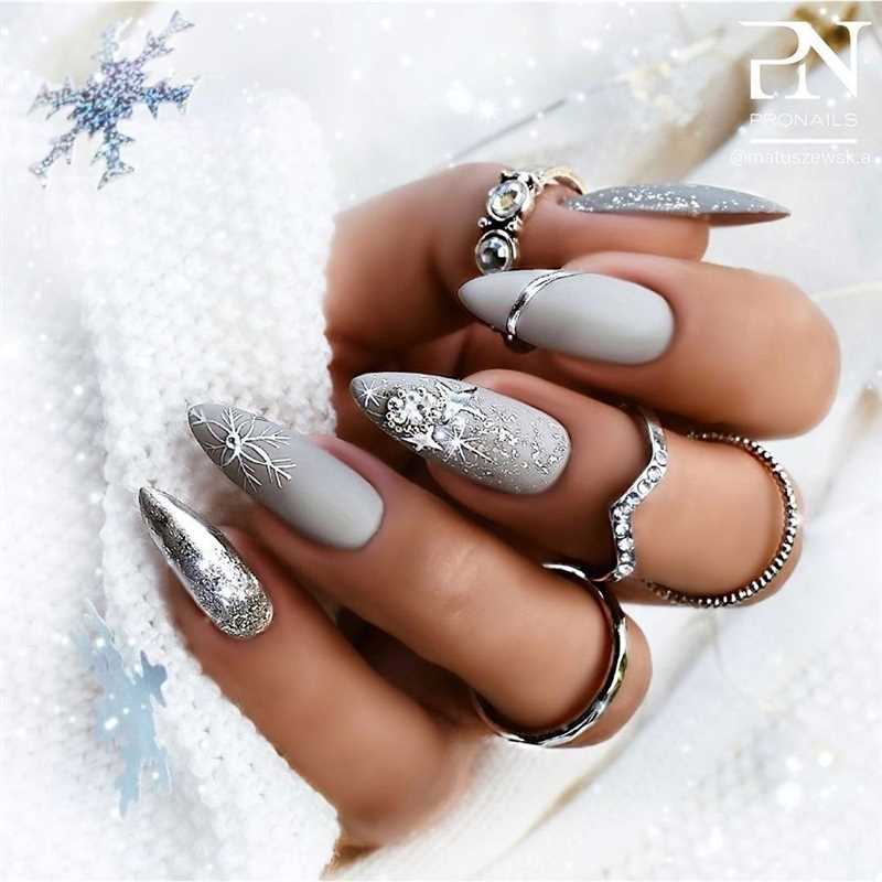 Веселые смайлики и животные: яркий мир детского маникюра