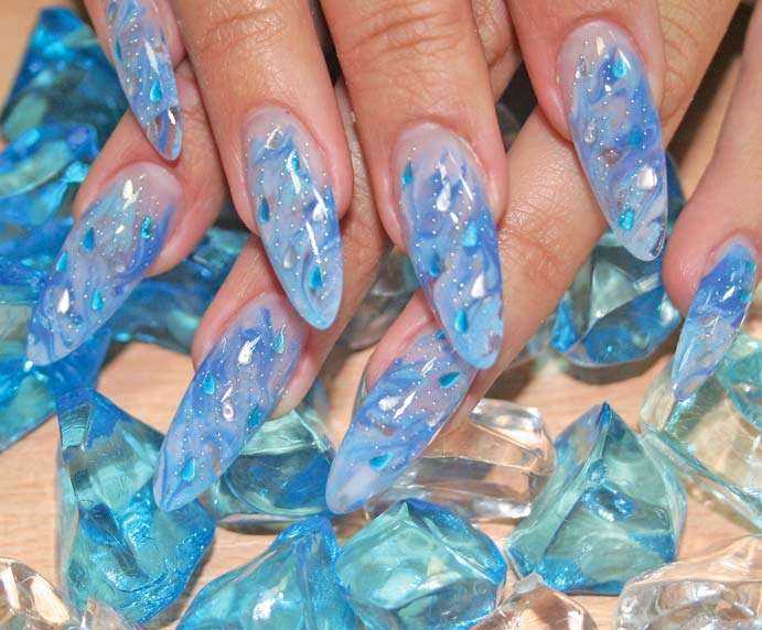 Преимущества маникюра в стиле ледяного хрусталя:
